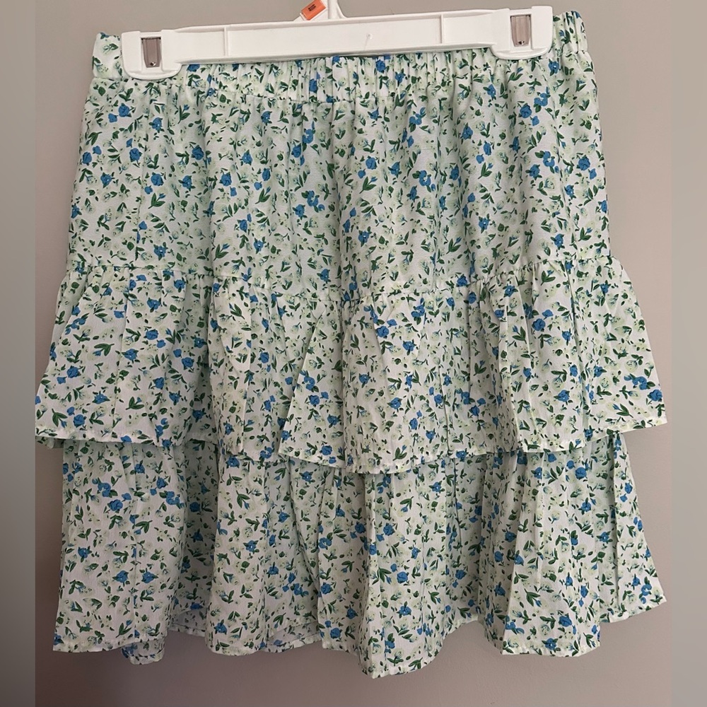 NO BRAND SHOWN size MEDIUM* Floral Ruffled Skirt in Blue and Green